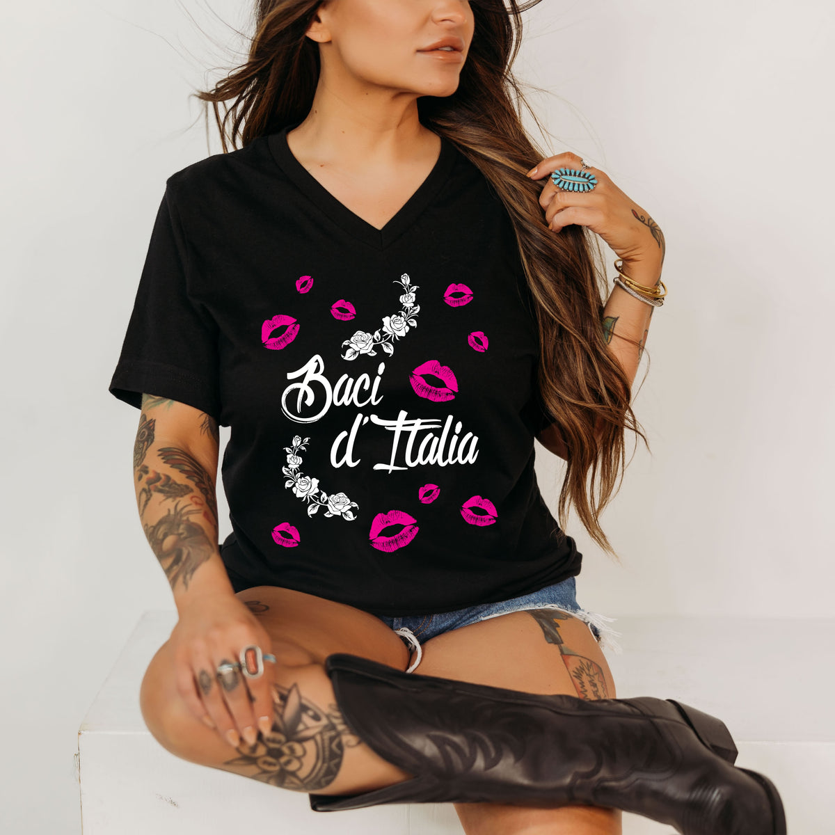 Kisses of Italy Travel Lover T-shirt | Black V-neck Tshirt